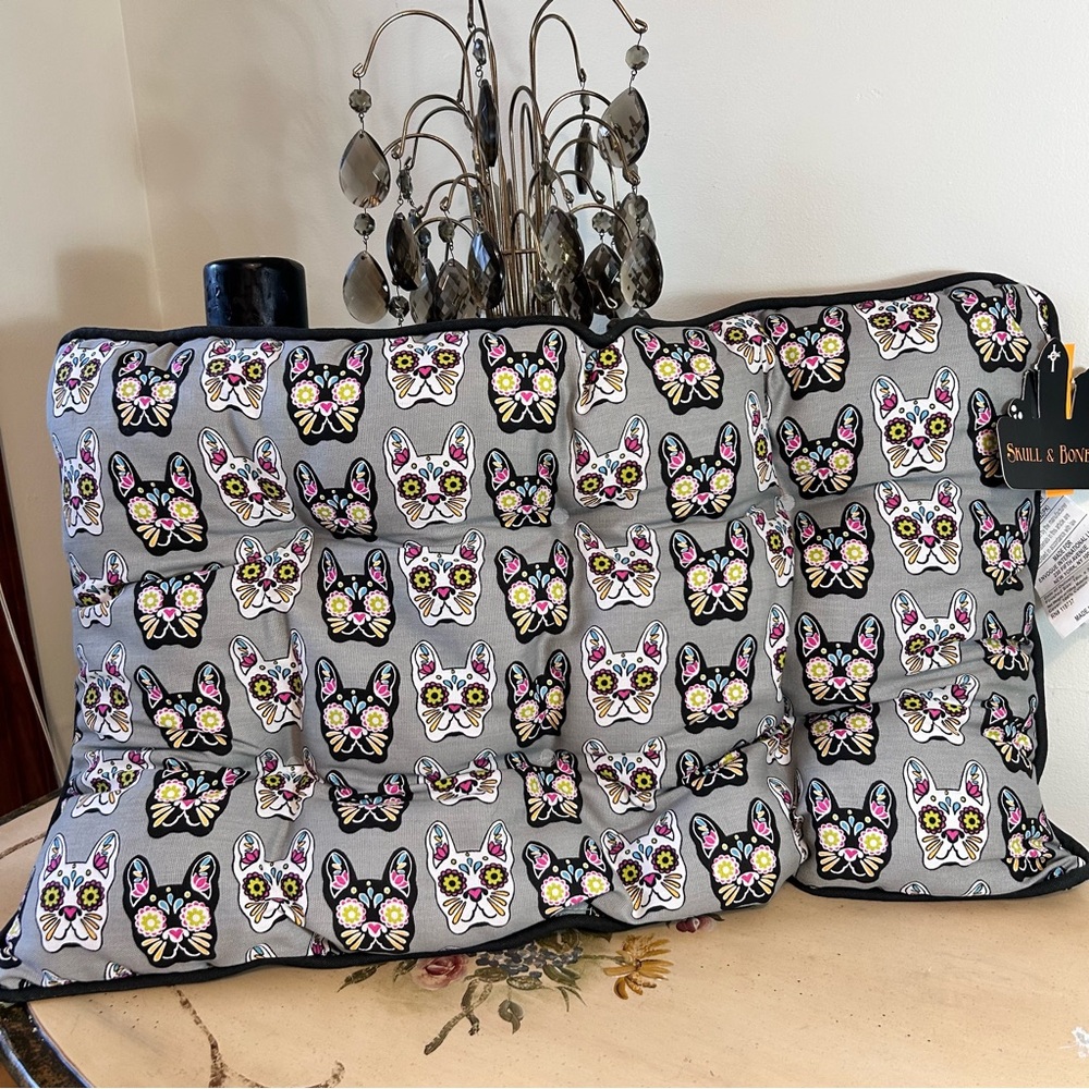 Skull & Bones Cat Sugar Skull Day of the Dead Halloween Dog Cat Bed NEW NWT